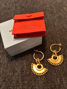 Missoma Zenyu Fan Chandelier Earrings, NIB, goldtone